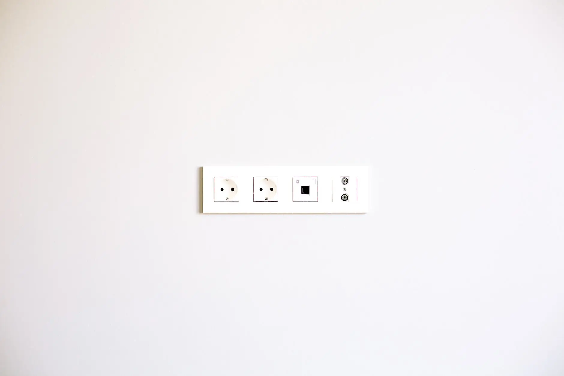 Fertig montierte Schuko-Steckdosenkombination an einer weißen Wand