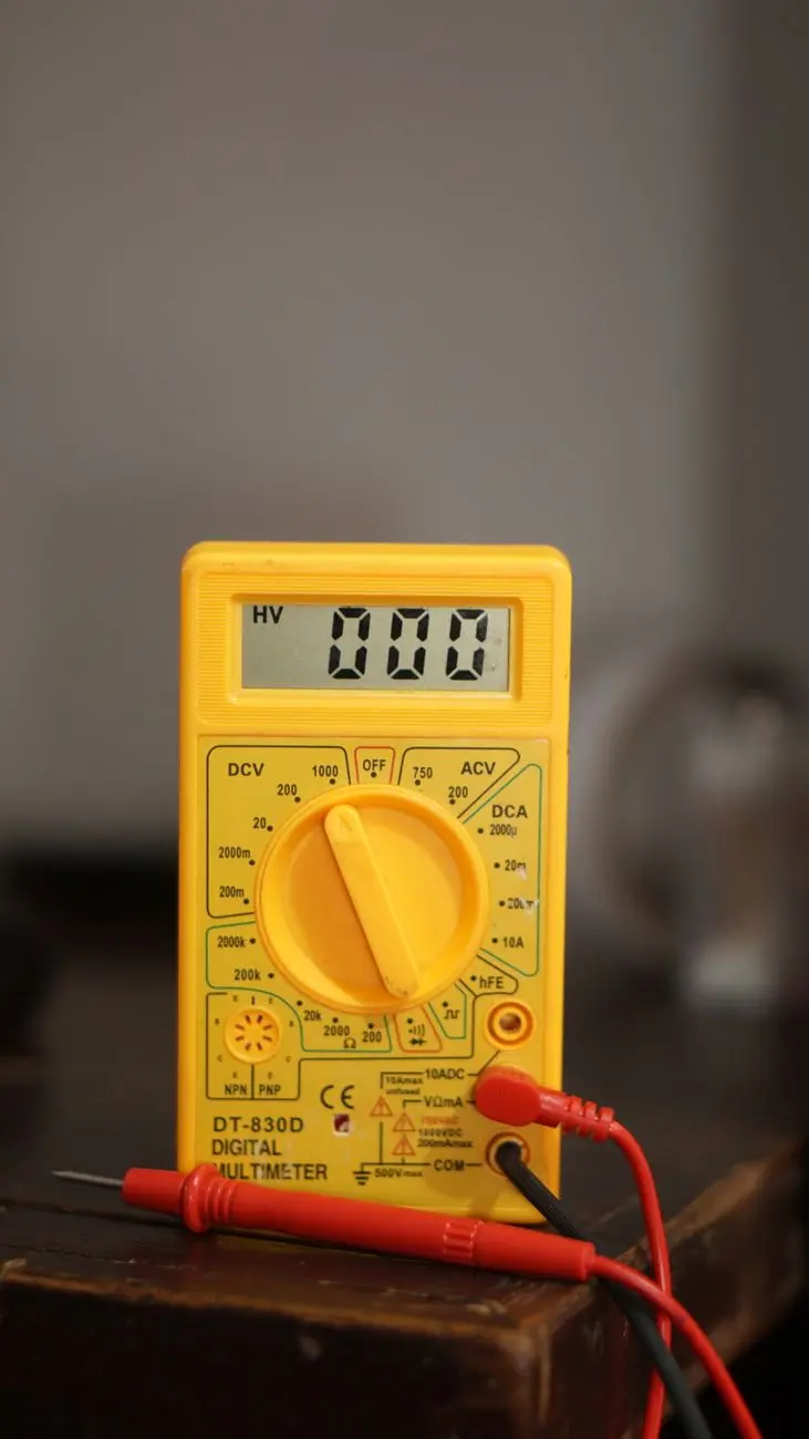 Digitales Multimeter mit Prüfspitzen