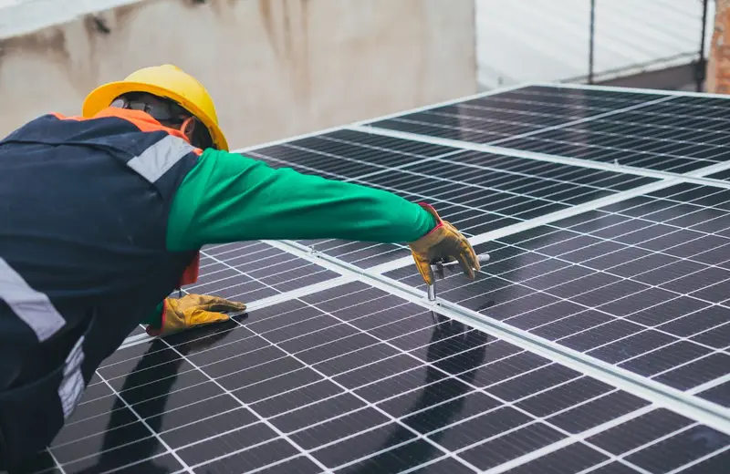 Solarteur montiert Photovoltaik-Module auf einem Dach