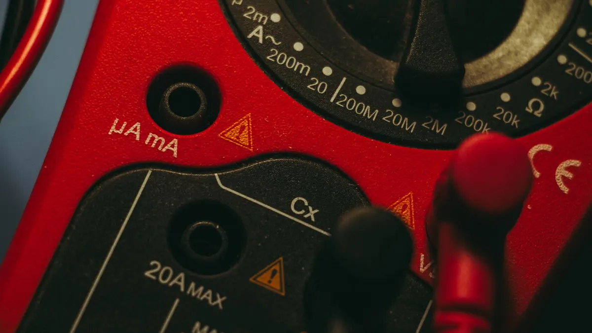 Makroaufnahme des Drehschalters eines Multimeters