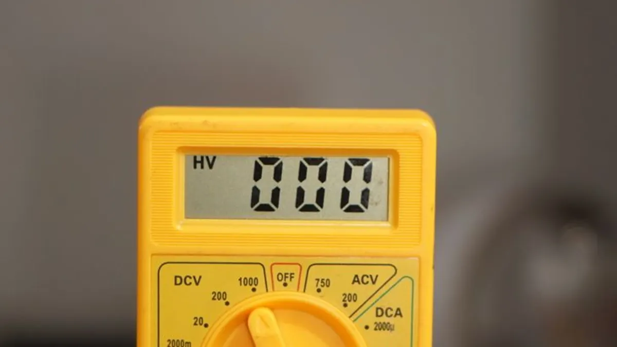 Digitales Multimeter mit Prüfspitzen